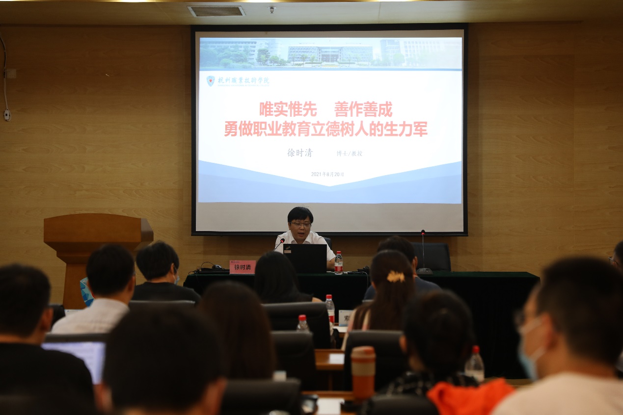 一群人在开会描述已自动生成